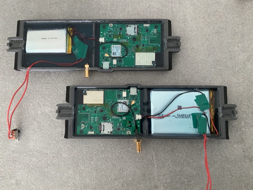 Piastra da sci aperta con scheda elettronica e batteria