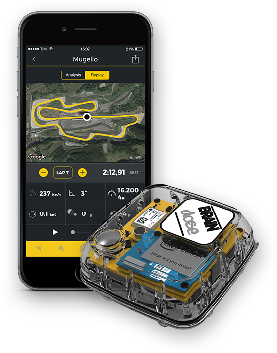 Il dispositivo BRAIN dose accanto all’app con il tracciato del Mugello